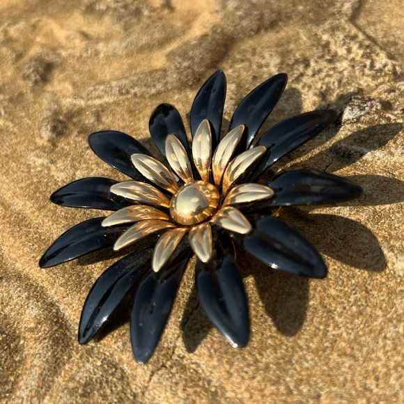 Vintage Sarah Coventry Black & Gold Flower Brooch - Picture 4 of 10